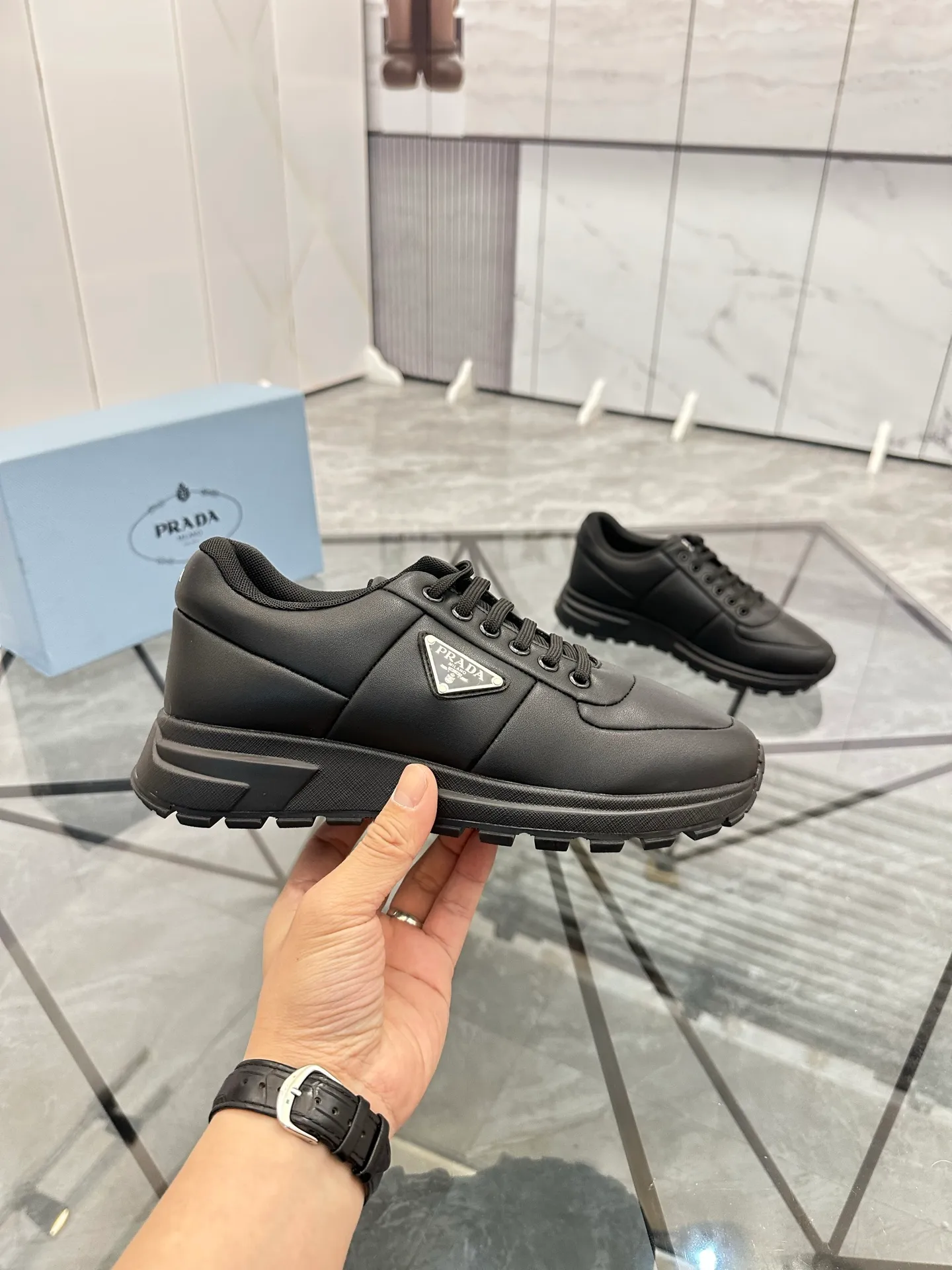 Men's shoes: 💰P440¥ Product trademark: Prada *"Prada*" low-top casual shoes Regular size: 38-44 (can be customized to 45.46) Product materials: imported cowhide upper, sheepskin lining, original outsole. Number: 835